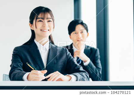 正在接受培訓的新員工 正在接受培訓的新員工 104270121