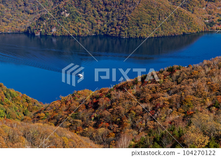從奧日光、沙山、黑檜山的山脊線看到的中禪寺湖的紅葉 104270122