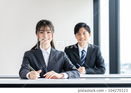 正在接受培訓的新員工 正在接受培訓的新員工 104270123