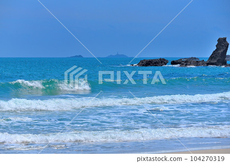 Image of the Izu Peninsula, Minamiizu, and the rushing waves, the sandy beach and Mikomoto Island between Kisami Ohama and Goishigahama, Shimoda City, Shizuoka Prefecture (2) 104270319