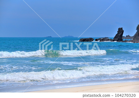 伊豆半島、南伊豆、海浪襲來的景象、靜岡縣下田市木佐美大濱和五石濱之間的沙灘和神子島 (3) 104270320