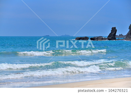 Izu Peninsula, Minamiizu, image of waves coming in, sandy beach and Mikomotojima between Kisami Ohama and Goishigahama, Shimoda City, Shizuoka Prefecture (4) 104270321