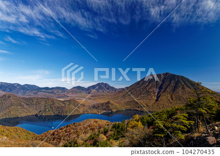 從奧日光、沙山、黑檜山的山脊線看到的中禪寺湖和男體山 104270435