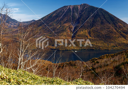 從奧日光、沙山、黑檜山的山脊線看到的男體山和中禪寺湖的秋色 從奧日光、沙山、黑檜山的山脊線看到的男體山和中禪寺湖的秋色 104270494