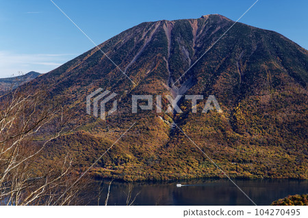 從奧日光、沙山、黑檜山的山脊線看到的男體山和中禪寺湖的秋色 從奧日光、沙山、黑檜山的山脊線看到的男體山和中禪寺湖的秋色 104270495