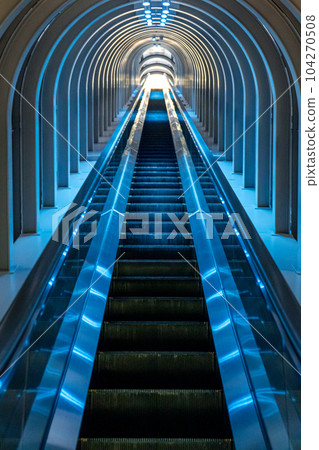 直線延伸的時尚自動扶梯 直線延伸的時尚自動扶梯 104270508