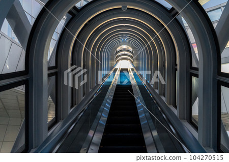 直線延伸的時尚自動扶梯 直線延伸的時尚自動扶梯 104270515