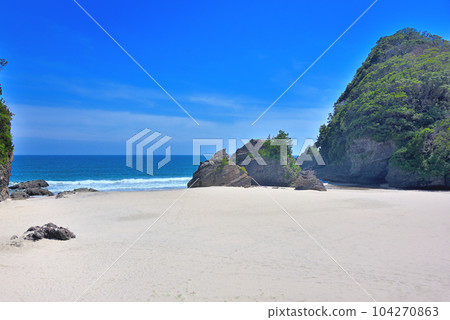 Izu Peninsula/Minamiizu/Kisami Ohama Beach/Modern beach scenery with a Japanese feel/Shimoda City, Shizuoka Prefecture(1) 104270863