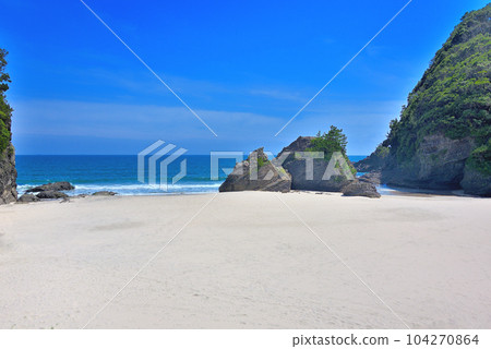 Izu Peninsula/Minamiizu/Kisami Ohama Beach/Modern beach scenery with a Japanese feel/Shimoda City, Shizuoka Prefecture(2) 104270864