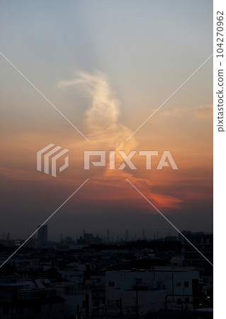 黃昏時分，雲像美人魚一樣漂浮在西邊的天空 104270962