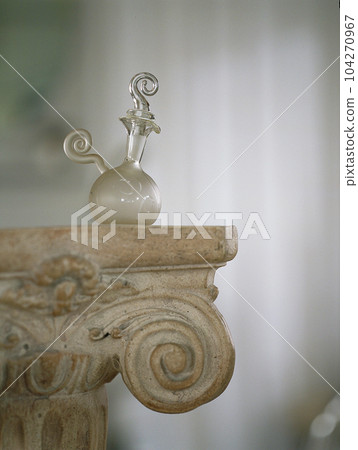 古董香水瓶，帶有美麗的漩渦手柄 104270967