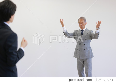 一位經理在教練的指導下排練演示_2 104270974
