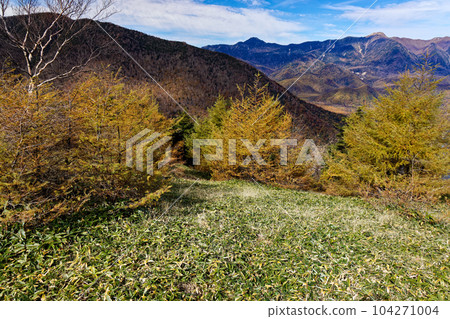 Mt. Nikko-Shirane from the ridge between Oku-Nikko, Mt. Shayama and Mt. Kurohigi in autumn colors Mt. Nikko-Shirane from the ridge between Oku-Nikko, Mt. Shayama and Mt. Kurohigi in autumn colors 104271004