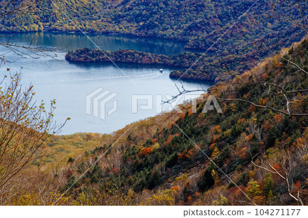 Autumn leaves of Lake Chuzenji seen from the ridgeline between Oku-Nikko, Mt. Shayama and Mt. Kurohiki 104271177