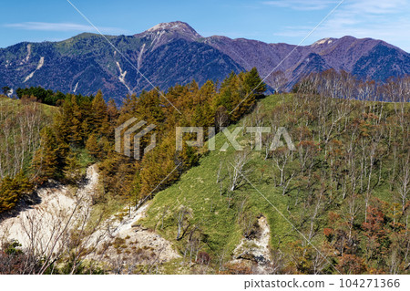 The ridgeline to Mt. Kurohigi and Mt. Nikko-Shirane seen from the ridgeline of Mt. 104271366