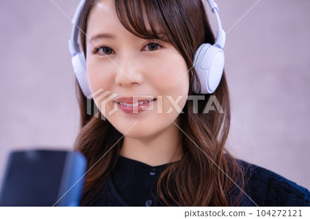 A young lady to sing A young lady to sing 104272121