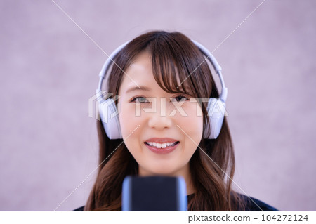 一位年輕的女士唱歌 104272124
