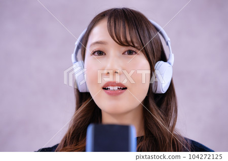 一位年輕的女士唱歌 104272125