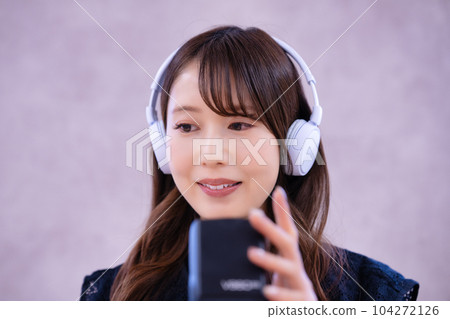 一位年輕的女士唱歌 一位年輕的女士唱歌 104272126