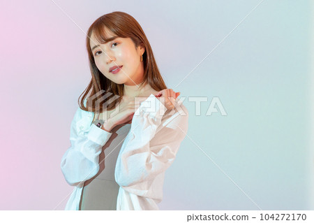 一位美麗的年輕白皙皮膚女子染成彩虹色的肖像 一位美麗的年輕白皙皮膚女子染成彩虹色的肖像 104272170