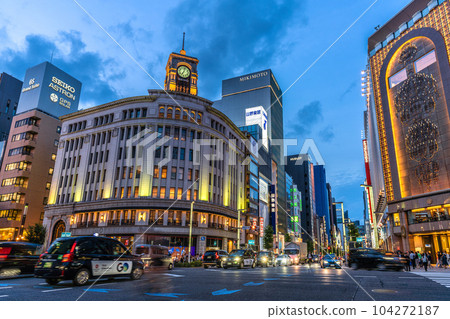 日本東京城市景觀夏至和日落 19:00。 SEIKO HOUSE GINZA 亮起，依然黃綠色 104272187