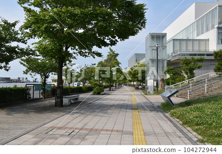 陽光明媚的新潟信濃川沿岸風景 陽光明媚的新潟信濃川沿岸風景 104272944