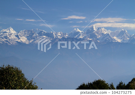 從位於南亞尼泊爾加德滿都郊區納加闊特的觀景塔天文台欣賞喜馬拉雅山的景色 104273275