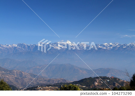 從位於南亞尼泊爾加德滿都郊區納加闊特的觀景塔天文台欣賞喜馬拉雅山的景色 104273290