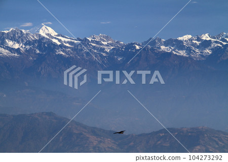 從位於南亞尼泊爾加德滿都郊區納加闊特的觀景塔天文台欣賞喜馬拉雅山的景色 從位於南亞尼泊爾加德滿都郊區納加闊特的觀景塔天文台欣賞喜馬拉雅山的景色 104273292