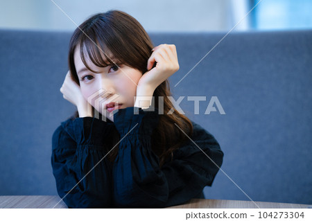 Waiting lady 104273304