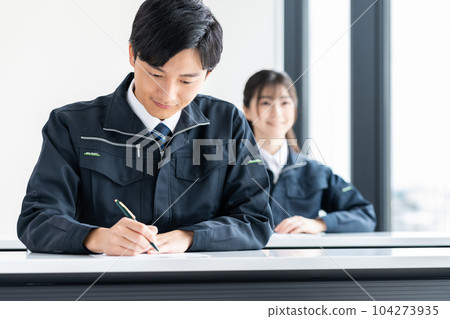 工人正在接受培訓 104273935