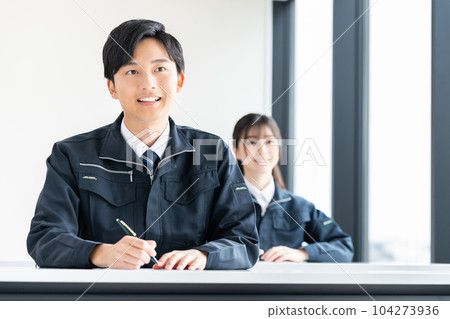 工人正在接受培訓 104273936