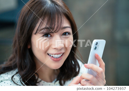 使用智能手機的中間婦女 104273937