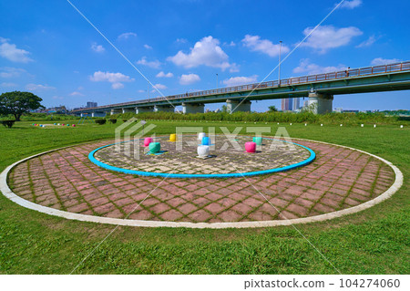 Looking toward the gas bridge from Tamagawa Gas Bridge Ryokuchi Park in Shimomaruko 2-chome, Ota-ku, Tokyo 104274060