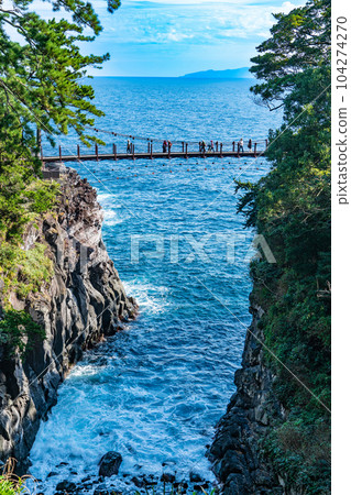 靜岡縣伊東市城崎海岸秋風晴朗的門脅吊橋和相模海 3 靜岡縣伊東市城崎海岸秋風晴朗的門脅吊橋和相模海 3 104274270