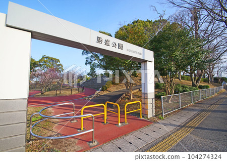 Katsumori Park entrance and plum blossoms in Iizuka City, Fukuoka Prefecture 104274324