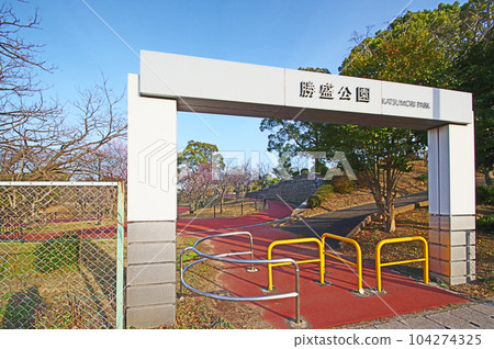 Katsumori Park entrance and plum blossoms in Iizuka City, Fukuoka Prefecture 104274325