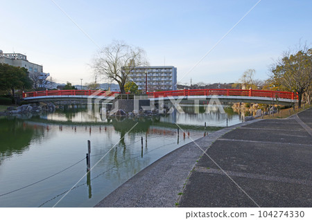 Katsumori Park Shigetsu Bridge and Pond in Iizuka City, Fukuoka Prefecture 104274330