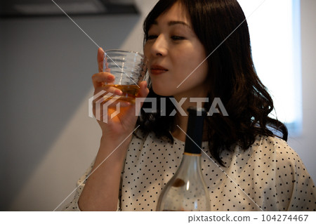中年婦女在廚房喝酒 104274467