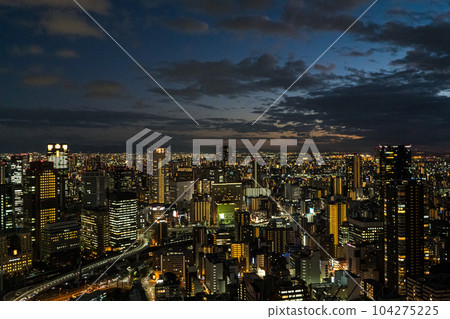 從展望台俯瞰大阪的摩天大樓的景色 104275225