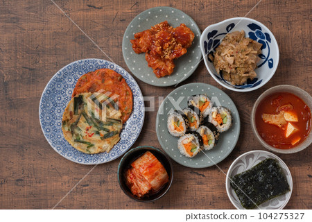 Korean Cuisine Gimbap Kimchi Yangnyeom Chicken Pancake Bulgogi Sundubu Jjigae 104275327