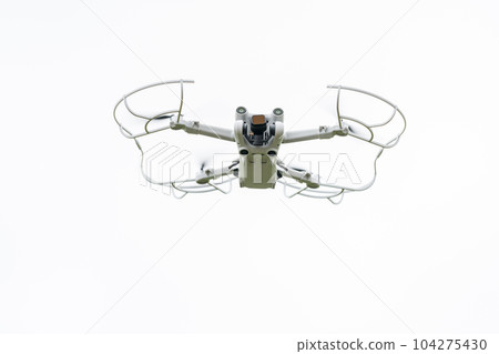 無人機在飛行中白色背景 104275430