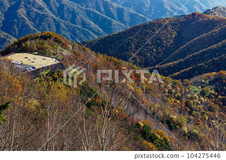 Oku-Nikko/Hangetsuyama Parking Lot and Mountain Range of Autumn Leaves 104275446