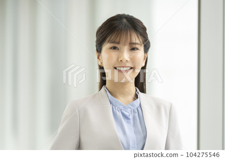 看照相機的一個微笑的女商人 看照相機的一個微笑的女商人 104275546