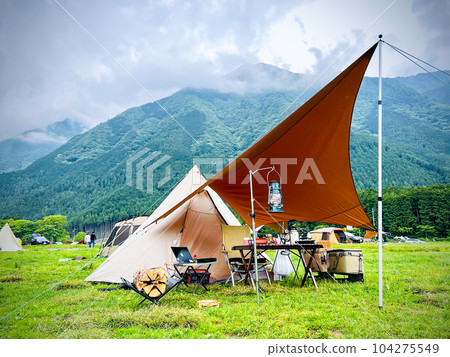 在“靜岡縣”汽車露營地，連接帳篷和防水布並拉伸它們。 104275549