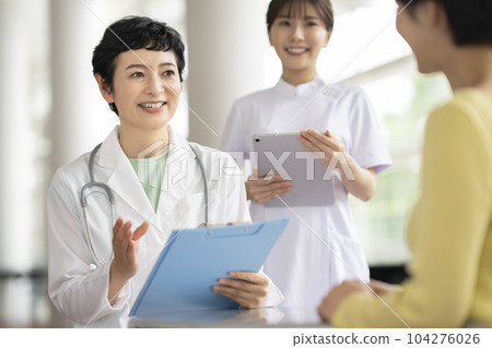 Middle-aged female doctor to see Middle-aged female doctor to see 104276026