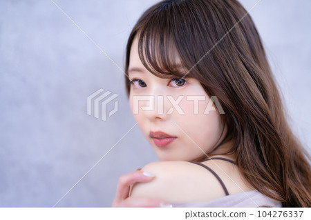 女性化的年輕女子 104276337