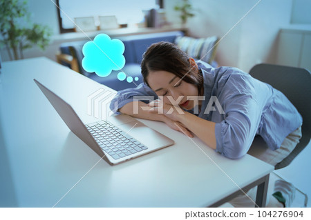 一名在家工作的女性正在休息 104276904