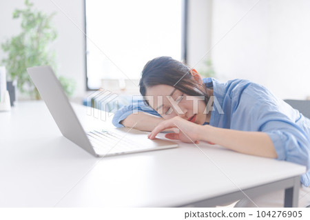 一名在家工作的女性正在休息 104276905