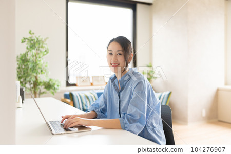一個在家工作的女人 104276907